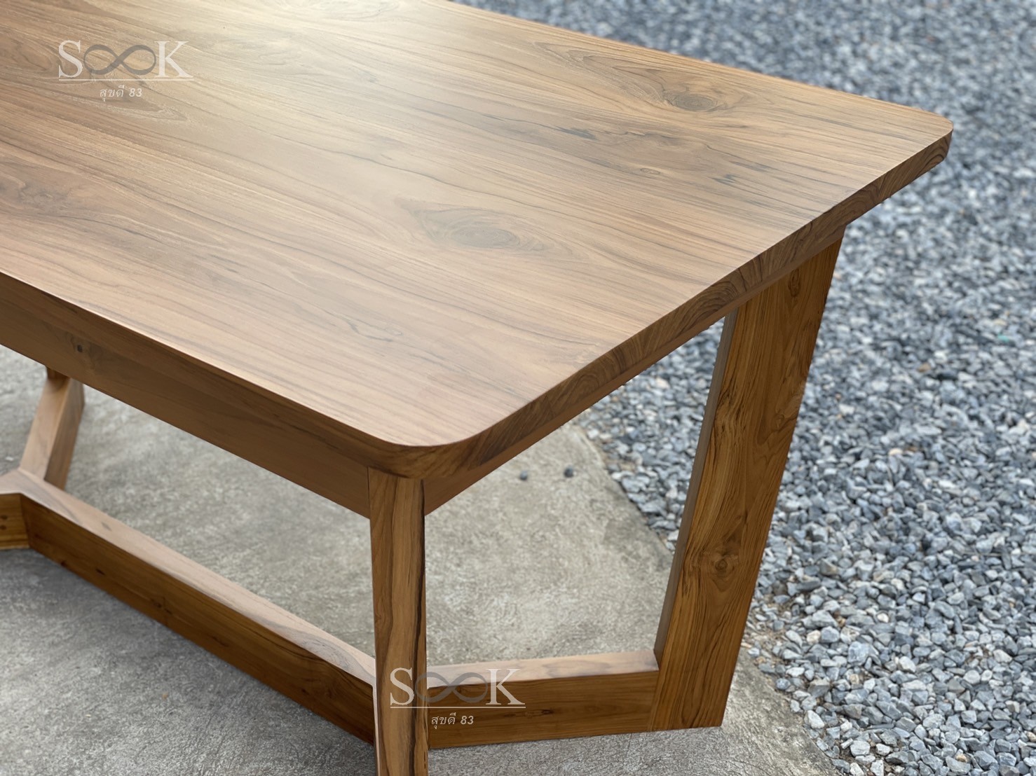 โต๊ะขาซิกแซก