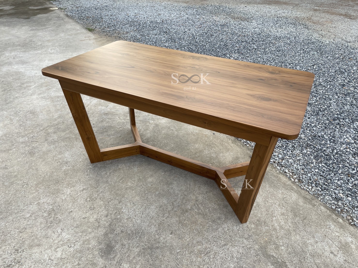 โต๊ะขาซิกแซก