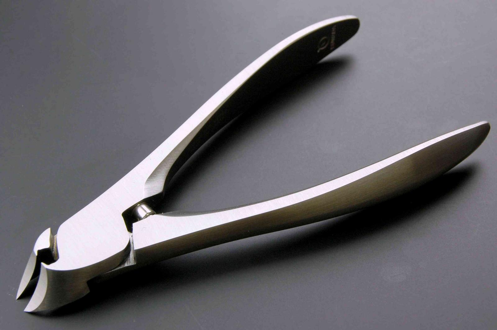 SUWADA กรรไกรตัดเล็บคุณภาพพรีเมี่ยมอันดับ1 จากญี่ปุ่น รุ่นคลาสสิคสีเงิน รางวัลออกแบบดีเยี่ยม แฮนด์เมดทุกอัน พร้อมซองหนังเก็บกรรไกร