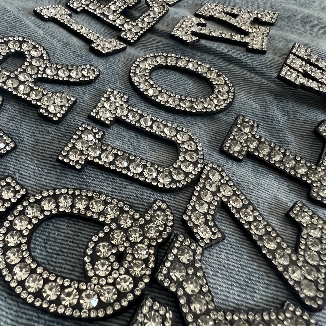 ตัวอักษร เพชรวิบวับ เล่นไฟ คริสตัล ตัวรีดติดเสื้อ ตัวรีด ติดกระเป๋า ติดหมวก ติดแจ๊คเก็ต อักษรภาษาอังกฤษ Alphabet Patch