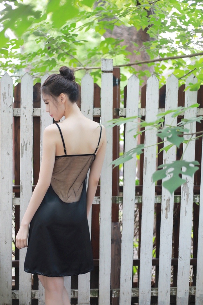 N376 ชุดนอนเซ็กซี่ ชุดนอนลูกไม้สวยๆช่วงบนเป็นผ้าใยตาข่ายโปร่งๆแต่งด้วยลูกไม้สไตล์ชุดเจ้าสาว ช่วงล่างเป็นผ้าเนื้อมันสวมใส่แบบใช้คล้องไหล่ตามรูปเลยค่ะ ***พอดีหุ่นขยายได้อีกเล็กน้อย