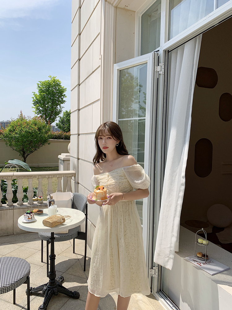 ชุดเดรสสีครีมสายหวาน ใส่เที่ยว หรือใส่ออกงานก็สวยค่ะ ส่งฟรี