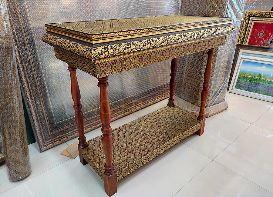 โต๊ะไม้ผ้าลายไทย