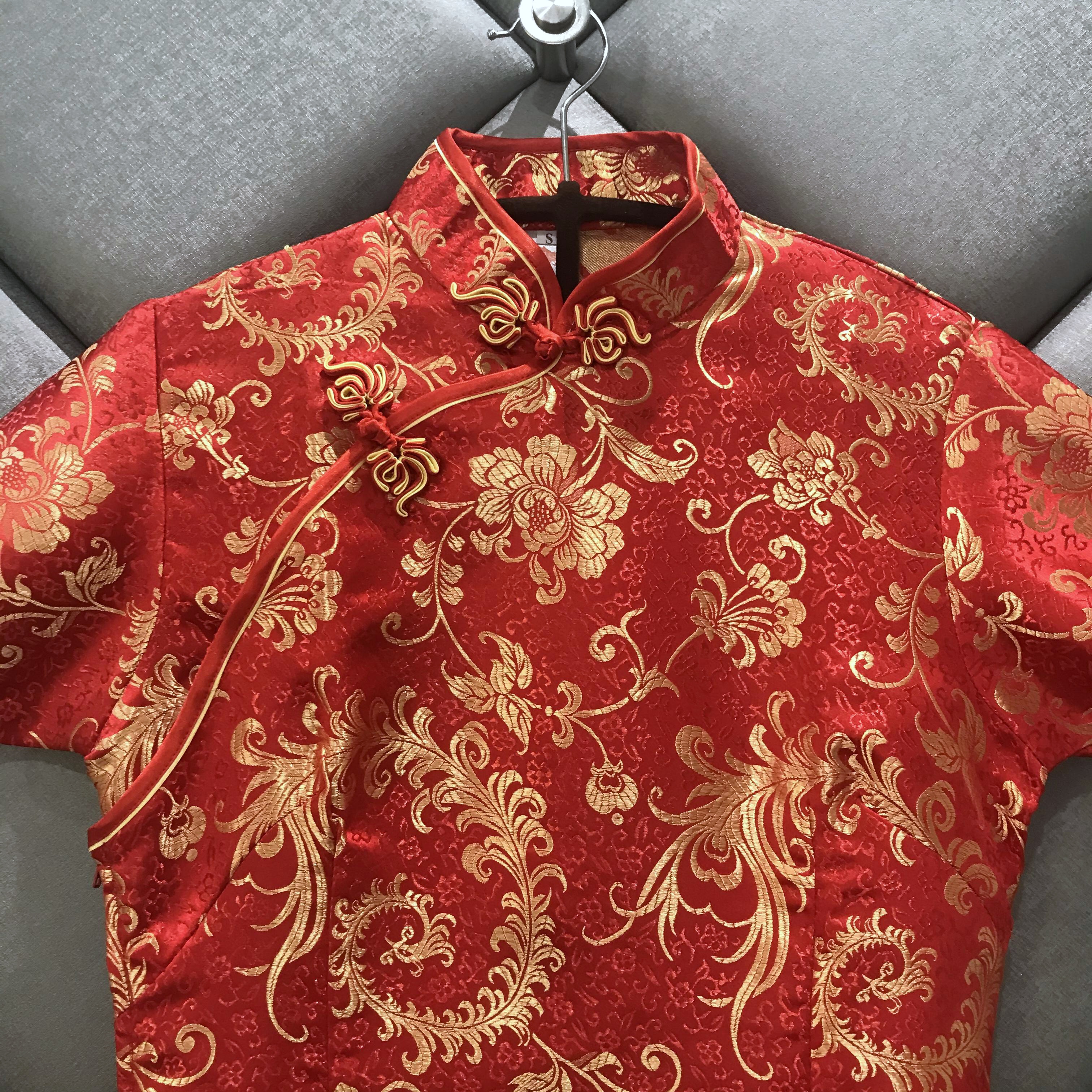 กี่เพ้าสั้นสีแดง ทอลายดอกโบตั๋น ส่งฟรี ems