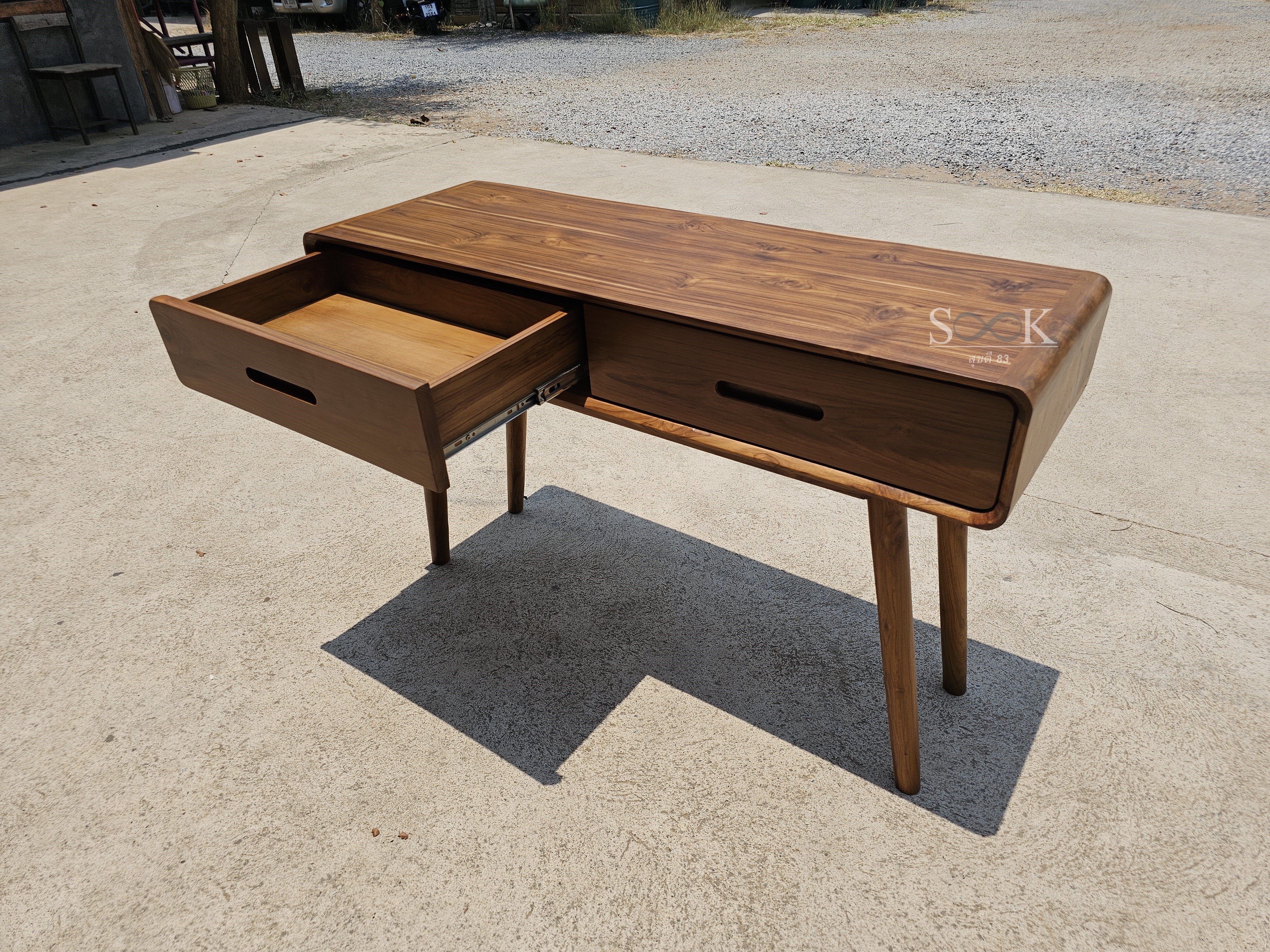 โต๊ะเขียนหนังสือแคปซูลมินิมอล