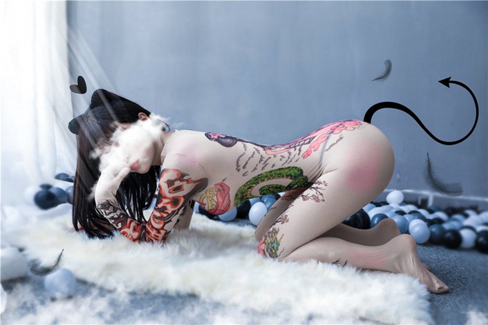 K291 ชุดถุงน่องรอยสักเปิดเป้าเต็มตัวเซ็กซี่ ชุดบอดี้สูทเปิดเป้าแขนยาวเต็มตัวเนื้อถุงน่อง ตัวชุดออกแบบลายเสมือนเป็นรอยสักตามร่างกาย ได้อารมณ์แบบสาวสักประมาณนั้นเลยค่ะ