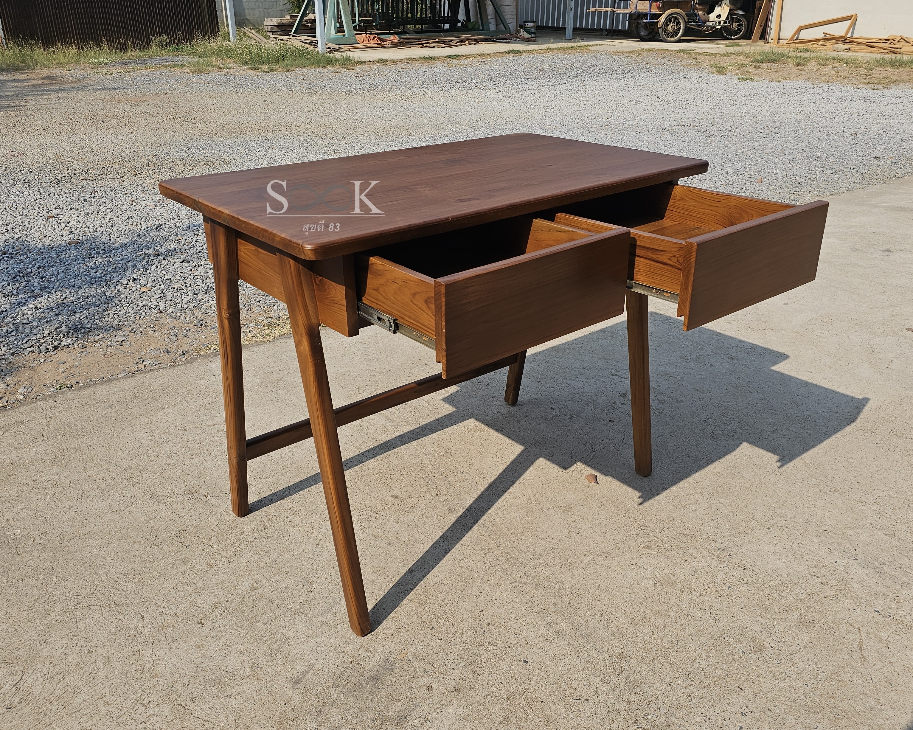 โต๊ะเขียนหนังสือมินิมอล