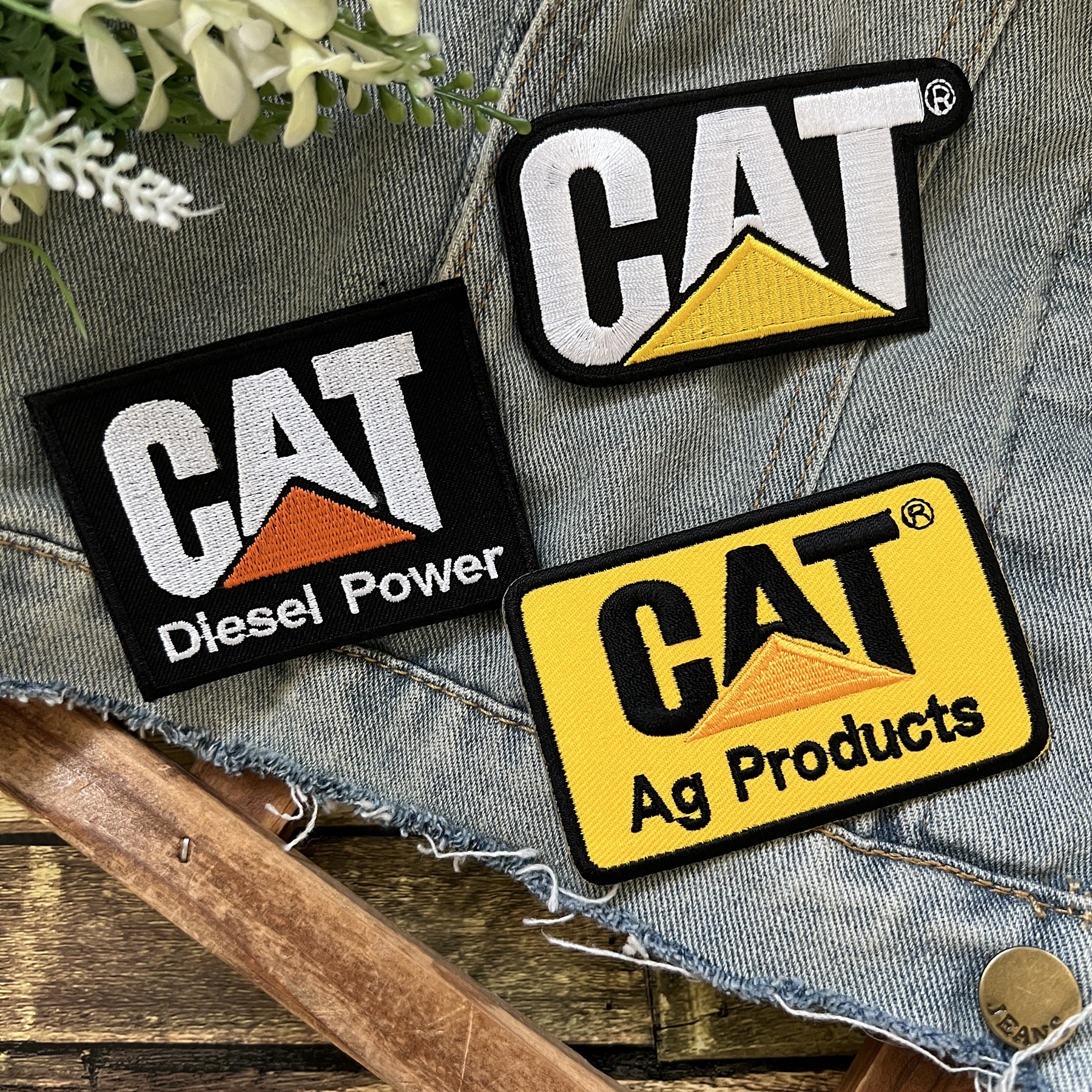 Cat ตัวรีดติดเสื้อ อาร์มรีด อาร์มปัก ตกแต่งเสื้อผ้า หมวก กระเป๋า แจ๊คเก็ตยีนส์ Racing Embroidered Iron on Patch