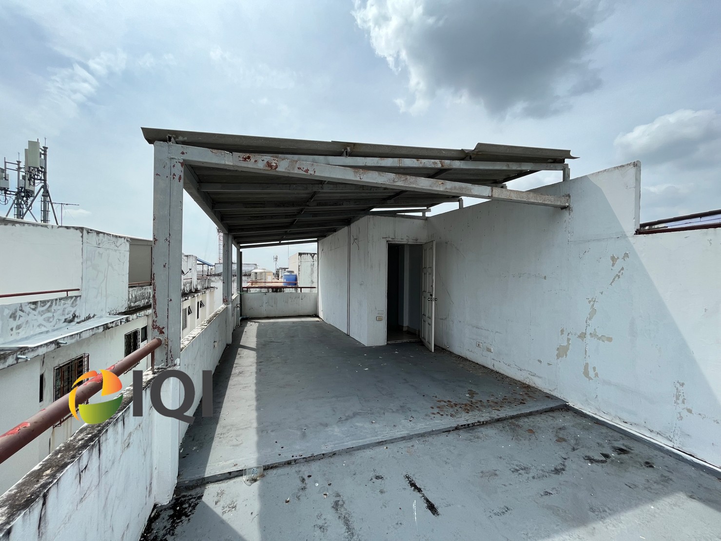 ขาย อาคารพาณิชย์ 3.5 ชั้น The Village ปัญญา-รามอินทรา