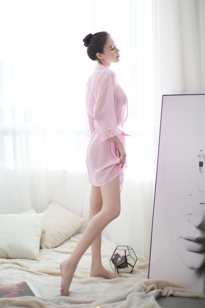 N369 ชุดคลุมนอนเซ็กซี่ เสื้อคลุมนอนเป็นผ้าชีฟอง(ผ้าอยู่ทรงไม่ยืด)แต่งขอบด้วยผ้าเนื้อมัน ตรงชายแขนเสื้อเป็นผ้าลูกไม้มาพร้อมกับสายคาดเอว บราและจีสตริงลูกไม้ค่ะ