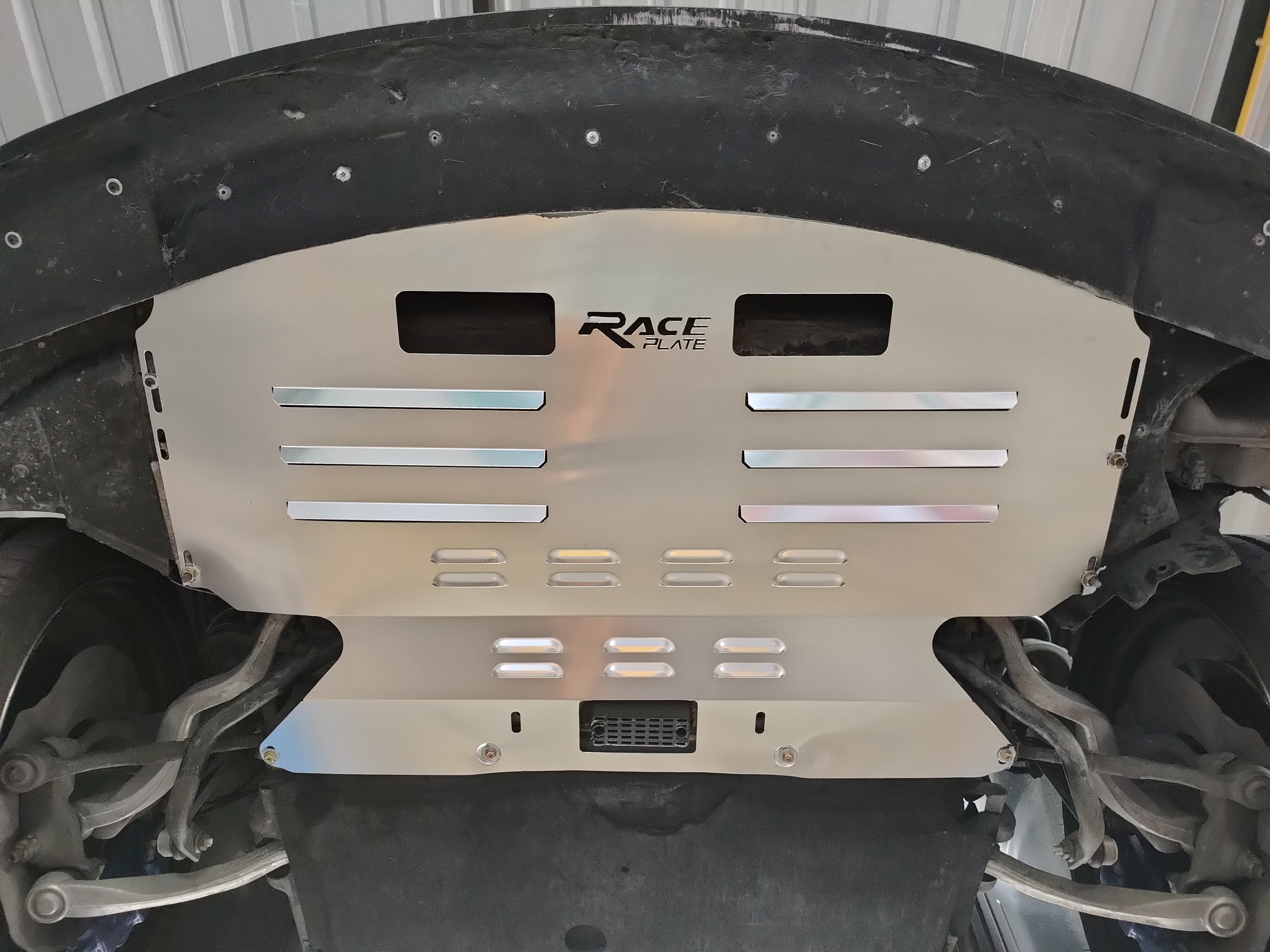 แผ่นปิดใต้ห้องเครื่องอลูมิเนียม BMW E60, E63 Raceplate_Undertray