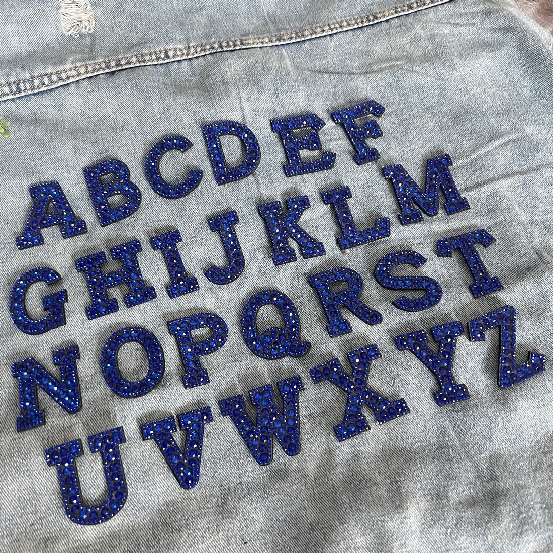 ตัวอักษร คริสตัลสีน้ำเงิน สวย วิบวับ เล่นไฟ ตัวรีดติดเสื้อ ตัวรีด ติดกระเป๋า ติดหมวก ติดแจ๊คเก็ต อักษรภาษาอังกฤษ Alphabet Patch