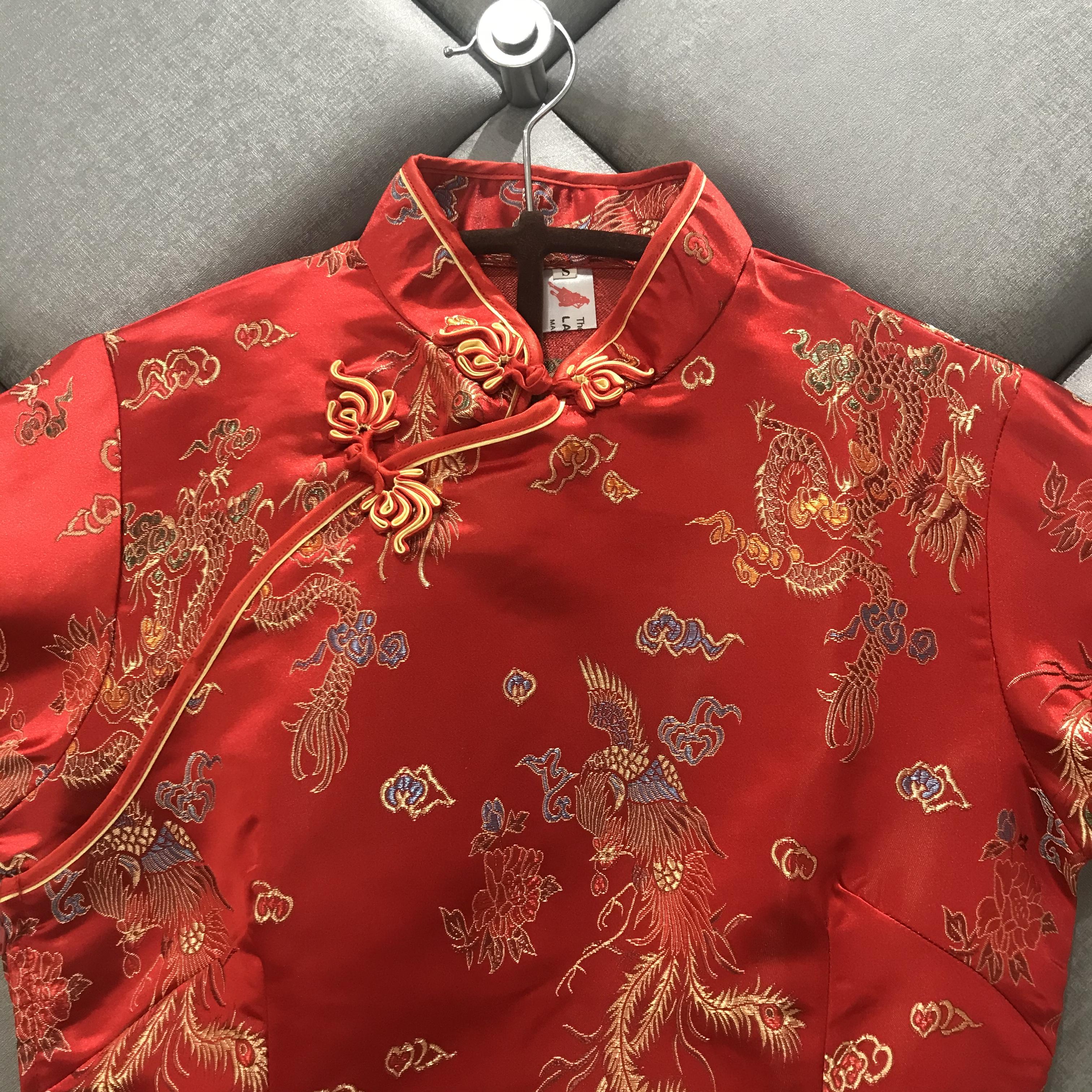 กี่เพ้าสั้นสีแดง ทอลายมังกรและนกฟีนิกซ์ ส่งฟรี ems