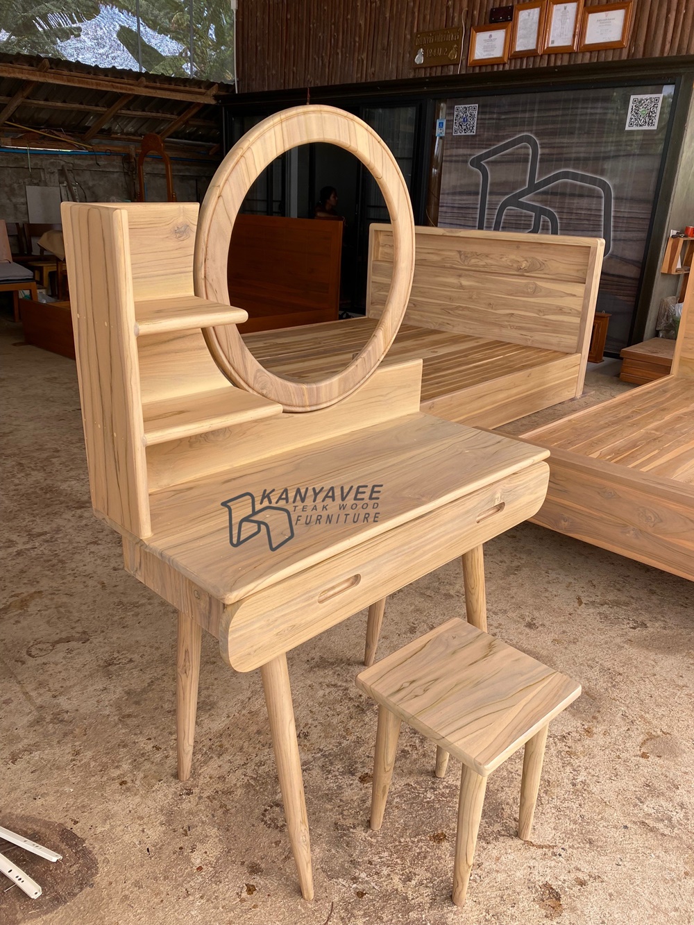 โต๊ะเครื่องแป้งมินิมอลไม้สักสีมูจิ