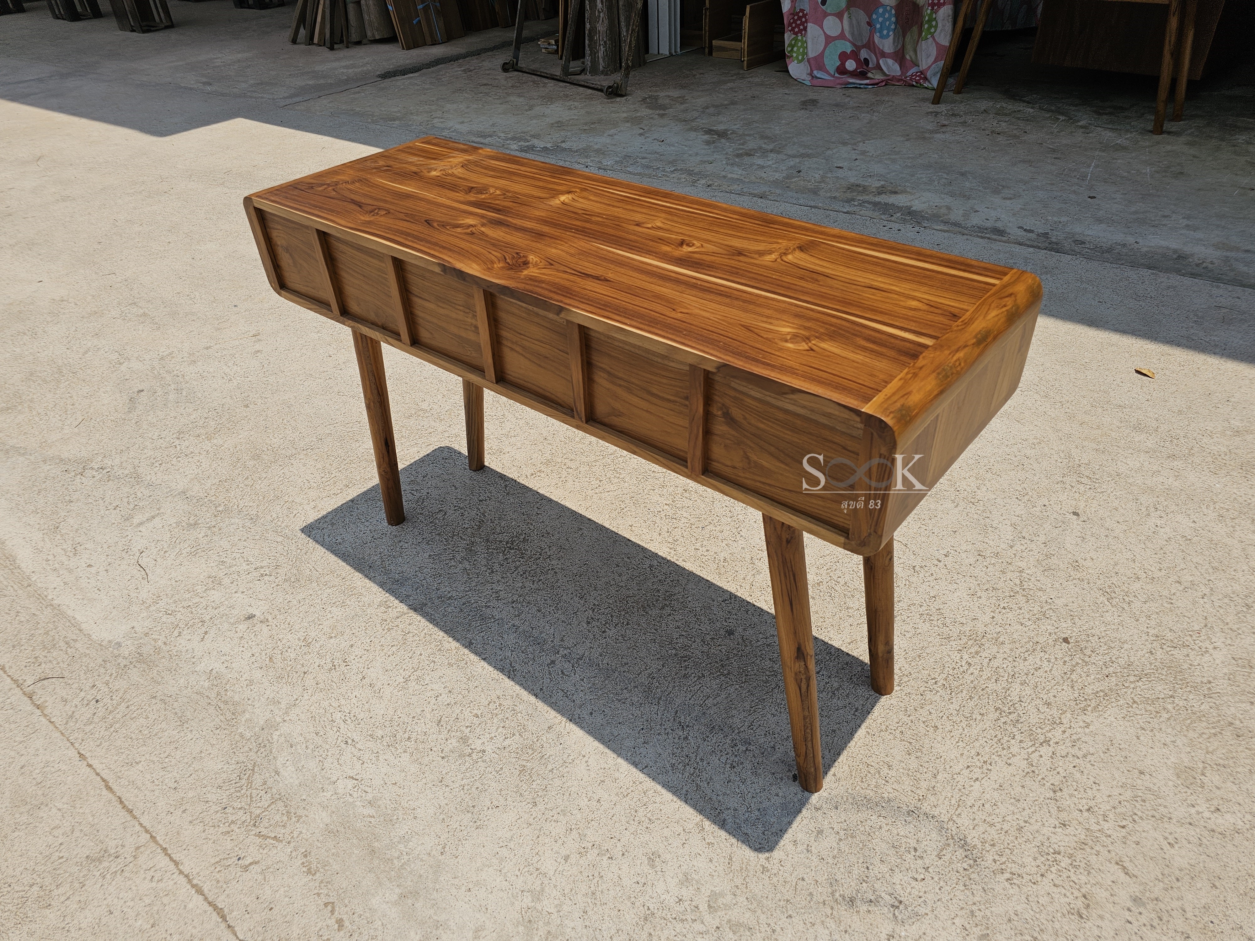 โต๊ะเขียนหนังสือแคปซูลมินิมอล