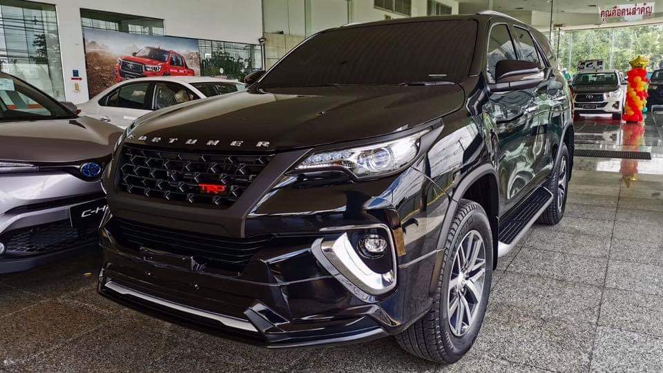 ชุดแต่ง Fortuner รุ่น FD3-GS ชุด 2 ชิ้น สีดำ,สีเงิน