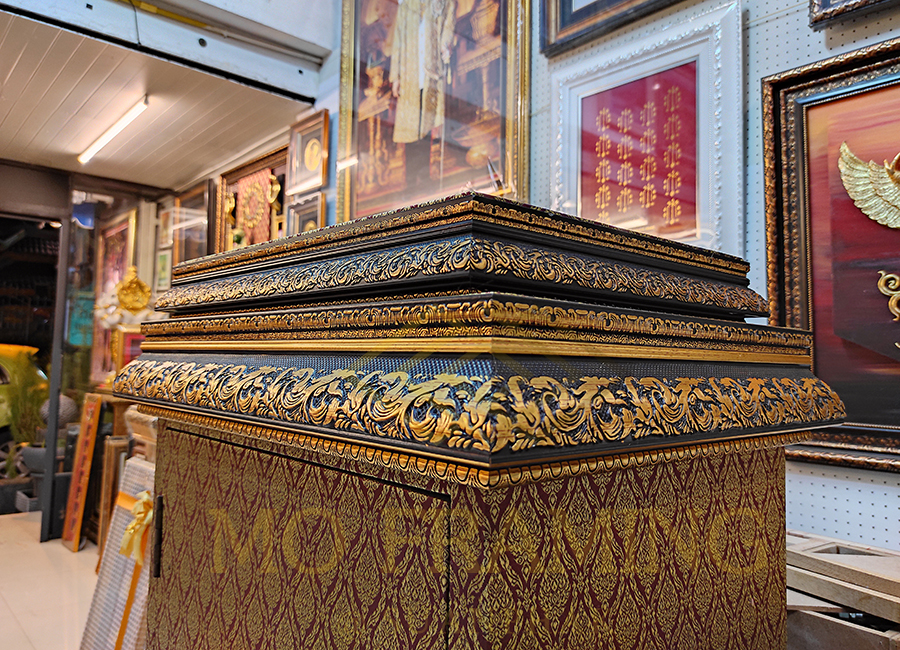 ตั่งวางองค์เทพและพุทธรูป