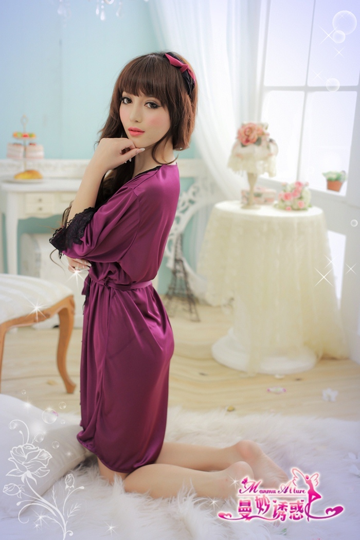 N196 ชุดนอนเซ็กซี่เป็นชุดยาวผ้ามันความยาวกำลังดีไม่สั้นไปหรือยาวไป ชุดตัวในด้านหน้าแต่งด้วยผ้าลูกไม้สีดำใช้สายคล้องไหล่ เสื้อคลุมตัวนอกยาวราวๆหัวเข่าแต่งขอบด้วยลูกไม้สีดำตามภาพค่ะ ***รหัสนี้แยกขายตัวในและตัวนอก ตัวในหุ่นใส่สบายๆยืดขยายได้อีกพอสมควร