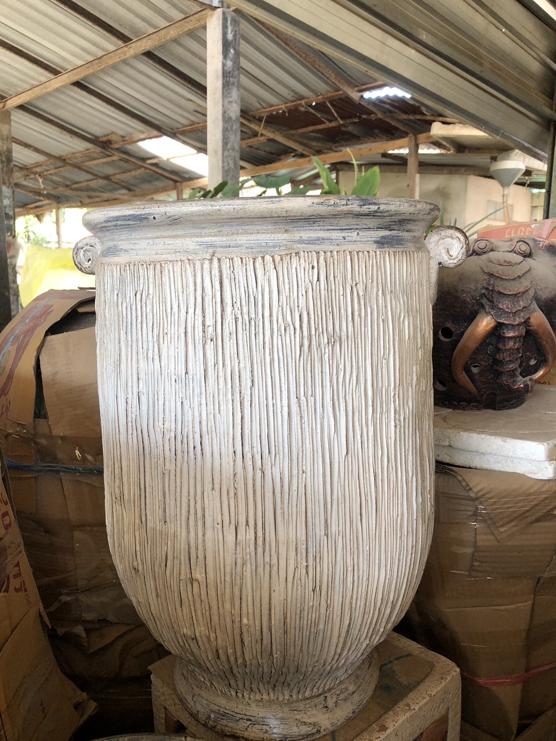 กระถางทรงสูงติดหูโบราณ