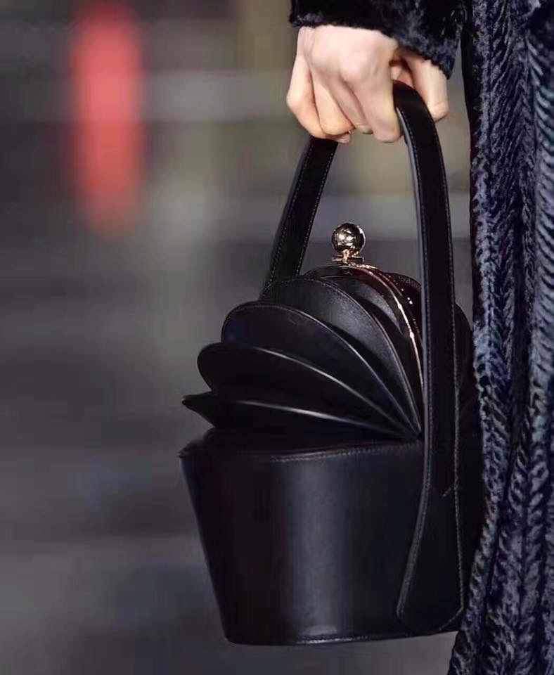 กระเป๋าหนัง Ella black