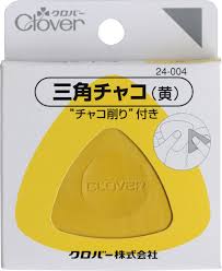 Clover 24-004 ชอลค์สามเหลี่ยมสีเหลือง ชอลค์ 3เหลี่ยมพร้อมเหล็กจับชอลค์ เหล็กลับคมชอล์ค และลับคม สีเหลือง