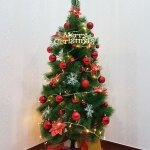 [5 ฟุต / 1.5 ม.] ต้นคริสมาสต์สีเขียวฐานเหล็กก้านสนฟูหนา 150ก้าน พร้อมของตกแต่งธีมลูกบอลสีแดง ต้นคริสต์มาสขนาดกลาง 5' / 1.5M Christmas Tree