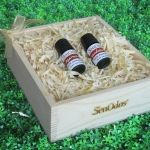 SenOdos ชุดของขวัญ ชุดกิ๊ฟเซ็ท น้ำมันหอมระเหย น้ำมันหอมอโรม่า Luxurious Woodsy Set - Essential Oil 5ml x 2 กลิ่น (กลิ่นไม้กฤษณา, กลิ่นไม้หอมแก่นจันทร์) บรรจุในกล่องไม้สน รูปทรงเหลี่ยม สวยงาม คุณภาพดี นำเข้าจากนิวซีแลนด์