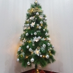 [6 ฟุต / 1.8 ม.] ต้นคริสมาสต์สีเขียวฐานเหล็กก้านสนฟูหนา 230ก้าน พร้อมของตกแต่งธีมลูกบอลสีเงิน ต้นคริสต์มาสขนาดกลาง 6' / 1.8M Christmas Tree