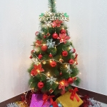 [4 ฟุต / 1.2 ม.] ต้นคริสมาสต์สีเขียวฐานเหล็กก้านสนฟูหนา 90ก้าน พร้อมของตกแต่งธีมลูกบอลสีแดง ต้นคริสต์มาสขนาดเล็ก 4' / 1.2M Christmas Tree