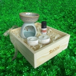 SenOdos ชุด เตาเผา น้ำมันหอมระเหย เซรามิค เครื่องปั้นดินเผา เนื้อศิลาดล สีเขียวหยก + น้ำมันหอมระเหยแท้ กลิ่นไม้หอมกฤษณา 5 ml. (แถมฟรี!! เทียนไขถั่วเหลืองบริสุทธิ์ 15 g. X 2 ชิ้น ราคา 120 บาท) บรรจุใน กล่องไม้สน รูปทรงเหลี่ยม สวยงาม คุณภาพดี