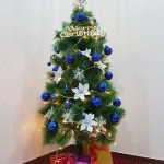 [5 ฟุต / 1.5 ม.] ต้นคริสมาสต์สีเขียวฐานเหล็กก้านสนฟูหนา 150ก้าน พร้อมของตกแต่งธีมลูกบอลสีน้ำเงิน ต้นคริสต์มาสขนาดกลาง 5' / 1.5M Christmas Tree