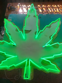 ป้ายไฟนีออนดัดหลอดแก้วรูปใบกัญชา