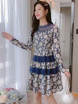 ชุดเดรสสีน้ำเงิน ผ้าลูกไม้เนื้อดี พื้นสีน้ำเงิน ทอลายดอกไม้สีครีม แขนยาว ส่งฟรี