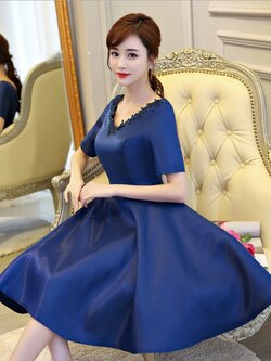 ชุดเดรสออกงานสีน้ำเงิน ดีไซน์คอวี แขนสั้น แต่งรอบคอเสื้อด้วยผ้าถักโครเชต์ลายใบไม้ ส่งฟรี ems