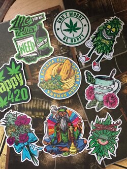 สติกเกอร์ลายกัญชา เคลือบกันน้ำ ลายแนวๆ ไดคัท ติดกระเป๋าเดินทาง โน้ตบุ๊ค เคสโทรศัพท์ กระบอกน้ำ Waterproof Decal Sticker