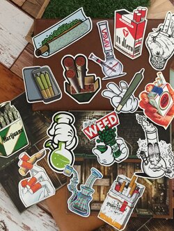 สติกเกอร์ลายกัญชา สายเขียว เคลือบกันน้ำ ลายแนวๆ ไดคัท ติดกระเป๋าเดินทาง โน้ตบุ๊ค เคสโทรศัพท์ กระบอกน้ำ Waterproof Decal Sticker