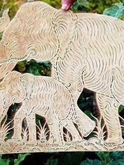 ช้างป่า แม่ลูก แกะสลักจากหนังแท้