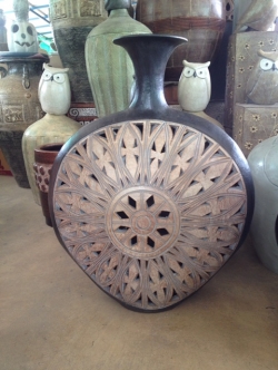 แจกันฉลุรวดลาย