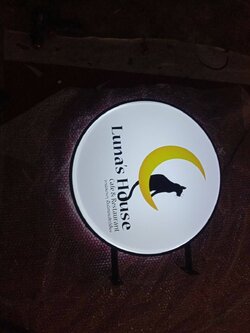 ป้ายกล่องไฟวงกลม ร้าน LAuna's House Cafe & Restaurant คาเฟ่สบายๆ เป็นมิตรสัตว์เลี้ยง