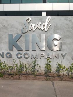 ติดตั้งป้ายอักษรสแตนเลสสีเงินแฮร์ไลน์ ยกขอบ 1นิ้ว ติดขาลอย 2cm