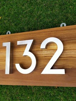 งานป้ายไม้ อักษรสแตนเลสติดลงบนแผ่นไม้ ป้ายเลขที่บ้าน