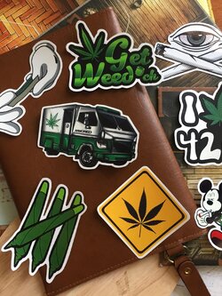 สติกเกอร์ แนวกัญชา เคลือบกันน้ำ ลายแนวๆ ไดคัท ติดกระเป๋าเดินทาง โน้ตบุ๊ค เคสโทรศัพท์ กระบอกน้ำ Waterproof Decal Sticker