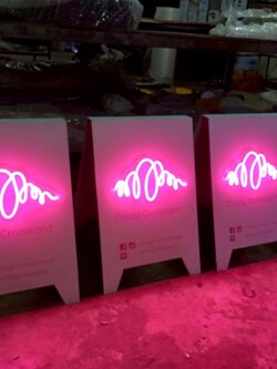 ป้ายสามเหลี่ยมตั้งหน้าร้านติดไฟนีออน