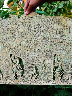 ช้างทรงเครื่องยศ แกะสลักจากหนังแท้