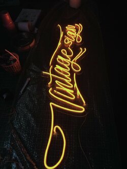 ป้ายไฟนีออนดัด วางอะคริลิคใสรองหลัง