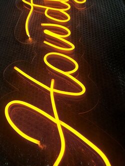 ป้ายไฟนีออน LED อะคริลิคใสรองหลัง