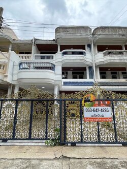 ทาวน์เฮาส์ 3 ชั้น ซอยบรมราชชนนี 11 หลังห้างเซ็นทรัลปิ่นเกล้า สภาพดี พร้อมอยู่