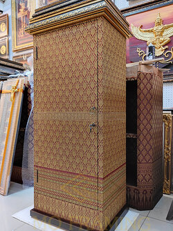 ตั่งวางองค์เทพและพุทธรูป