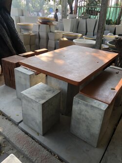 ชุดที่นั่งโต๊ะพร้อมเก้าอี้เล็กและใหญ่