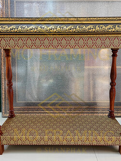 โต๊ะไม้ผ้าลายไทย